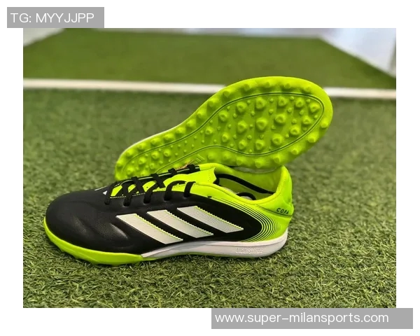 阿迪达斯狂战士足球鞋助你在赛场上尽显风采与实力的完美结合